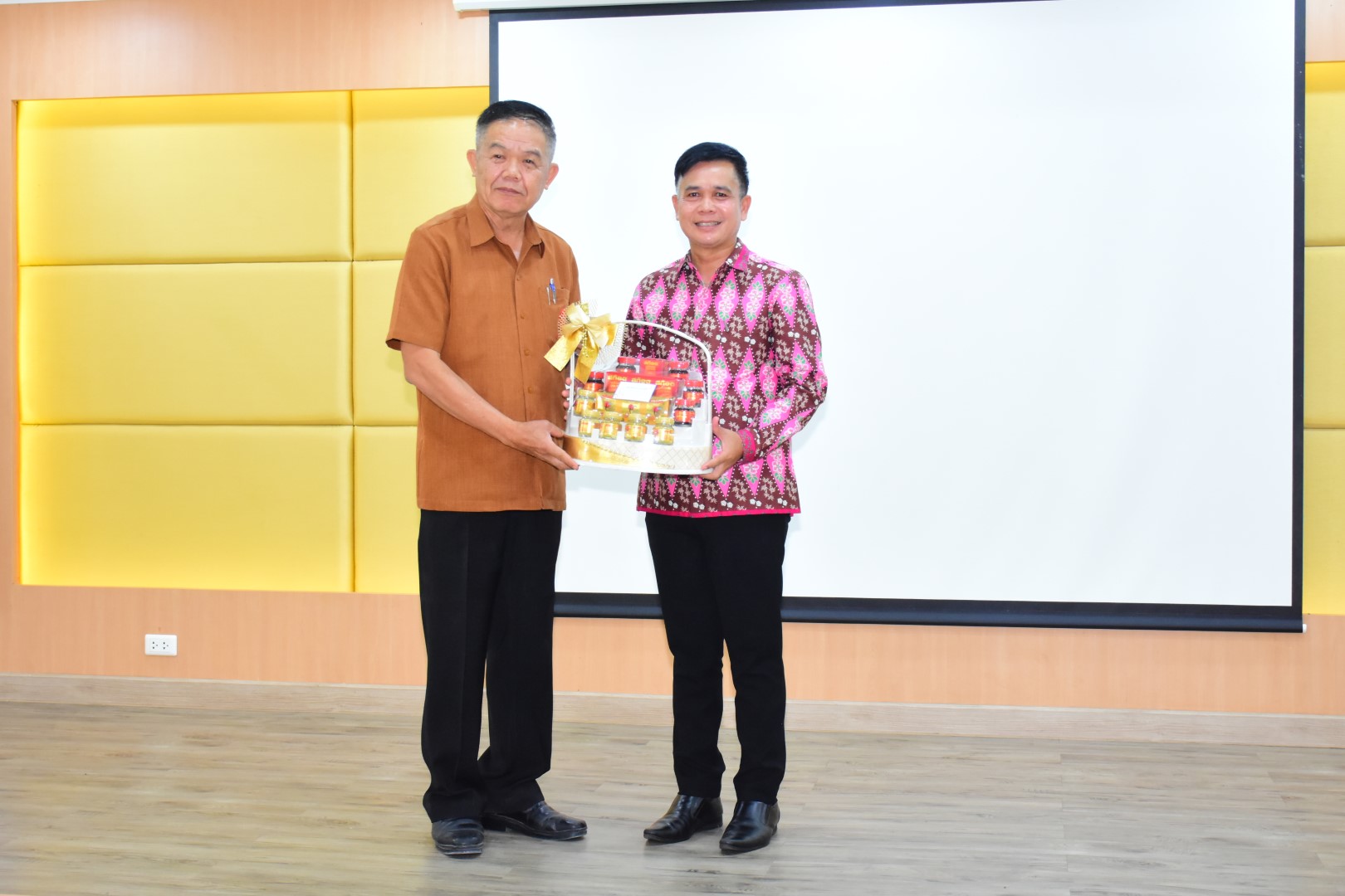 ร่วมแสดงความยินดีกับ นายสันติภัทร โคจีจุล รองศึกษาธิการภาค